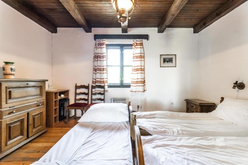 Twin Room image 4