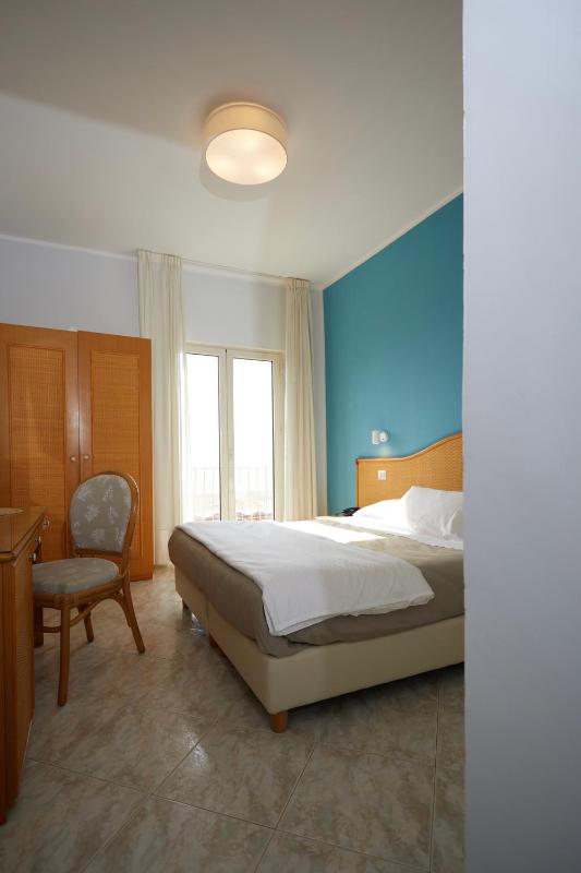 Double or Twin Room with Sea View image 3
