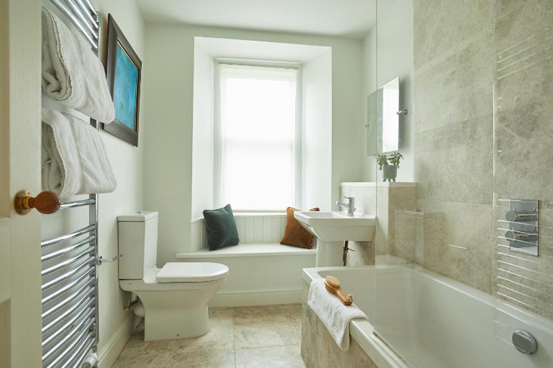 Deluxe King Room with Mountain View image 1