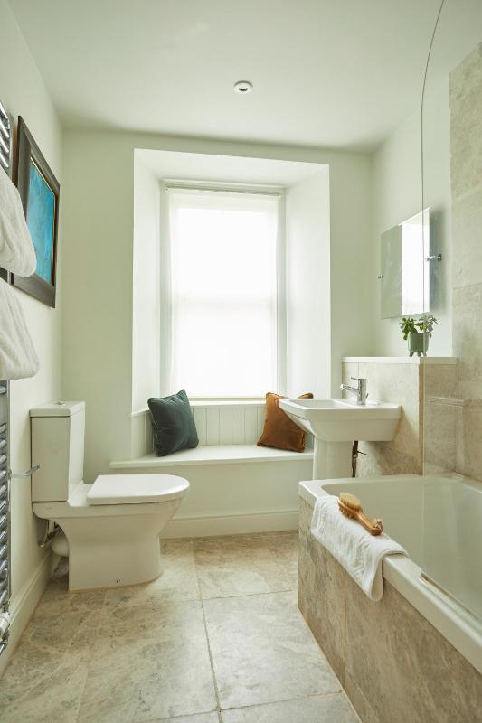 Deluxe King Room with Mountain View image 4