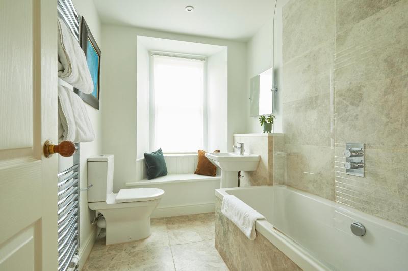 Deluxe King Room with Mountain View image 3