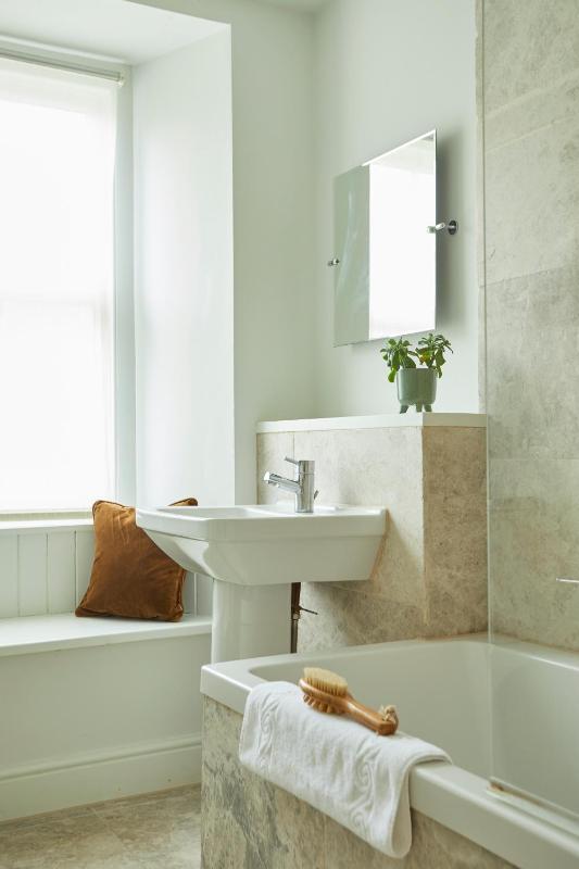 Deluxe King Room with Mountain View image 2