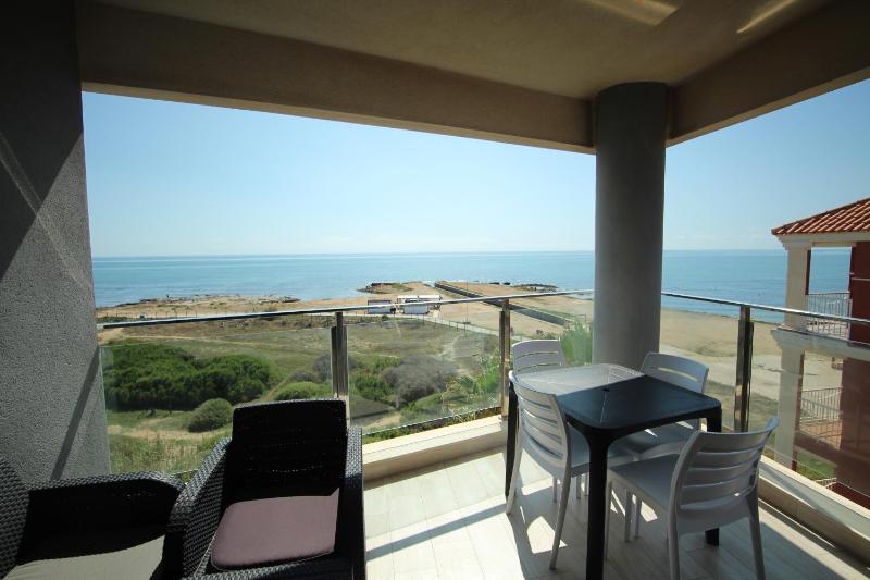 Luxury and Modern Beach Apartment with Sea Views - image 8