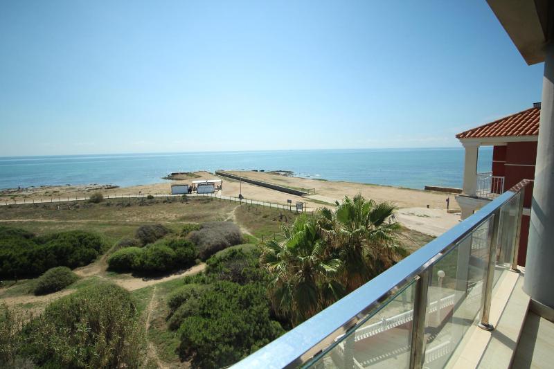 Luxury and Modern Beach Apartment with Sea Views - image 19