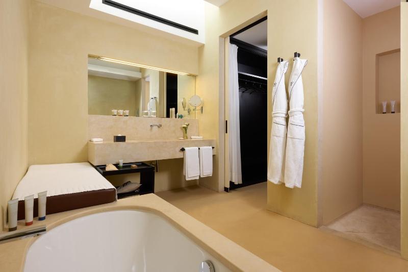 Deluxe Double Room image 2