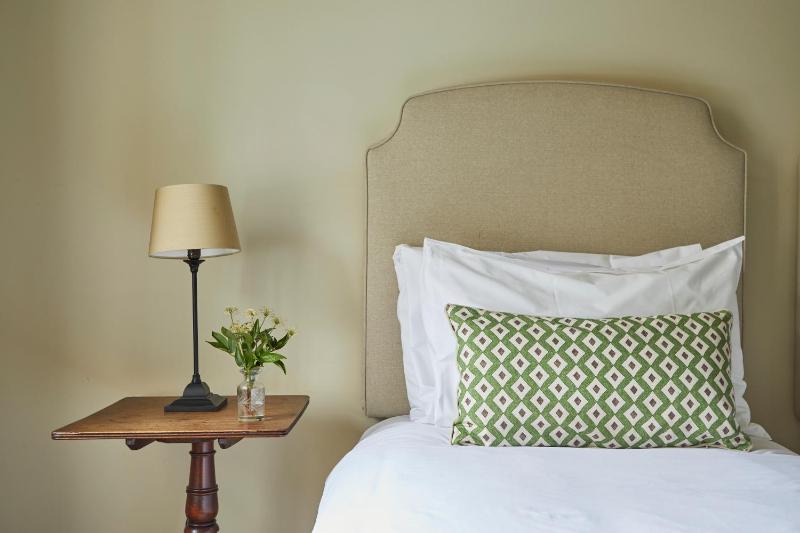 Comfortable Twin Room image 3