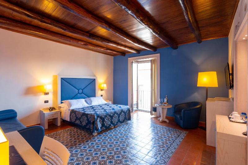 Deluxe Double or Twin Room image 1
