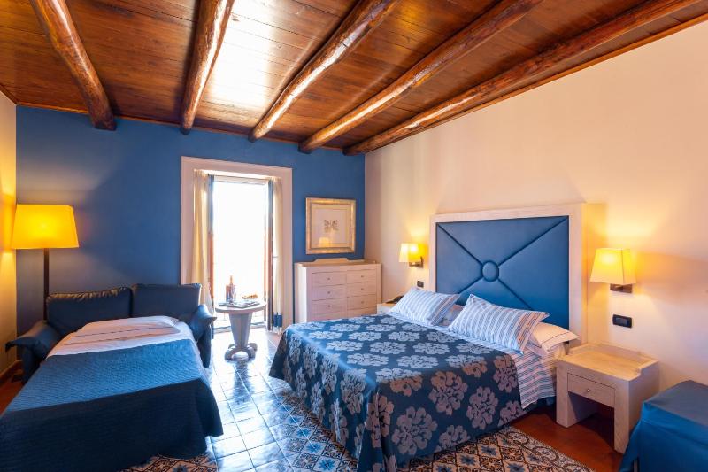 Deluxe Double or Twin Room image 3