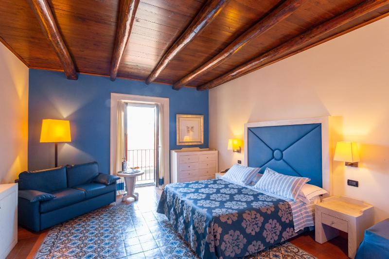 Deluxe Double or Twin Room image 4