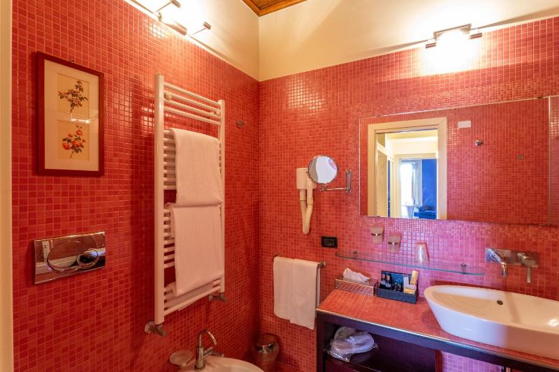 Deluxe Quadruple Room image 2
