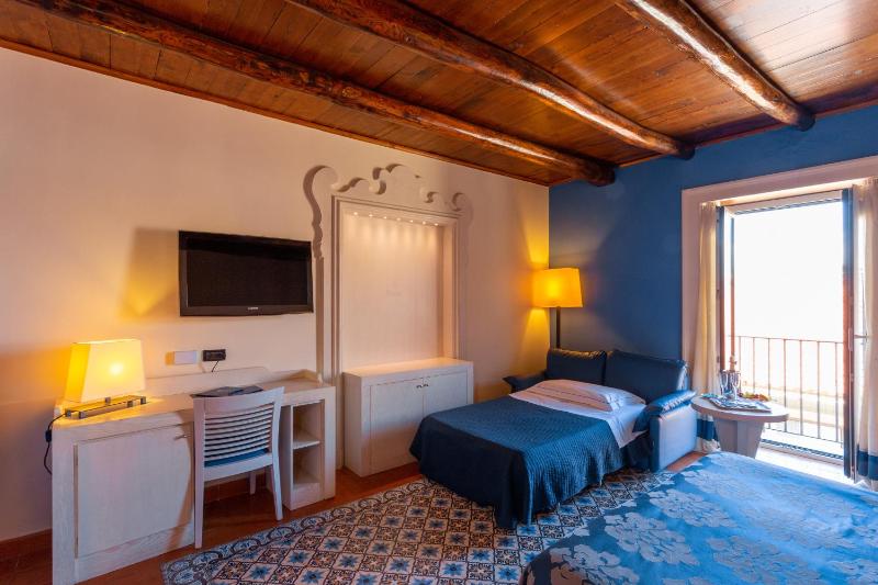 Deluxe Quadruple Room image 4