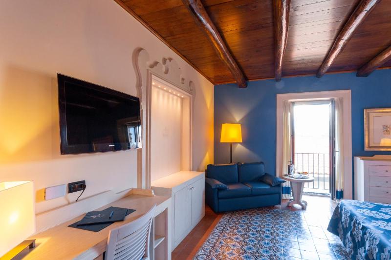 Deluxe Quadruple Room image 3