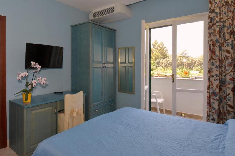 Triple Room with Sea View image 3