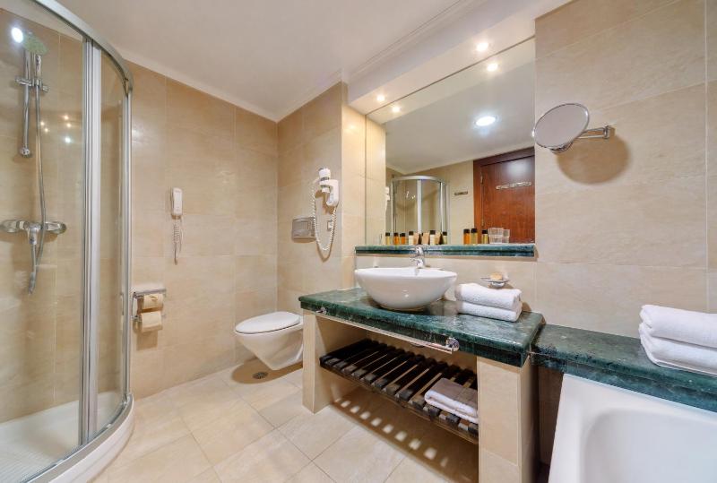 Double Room with Side Sea View image 4