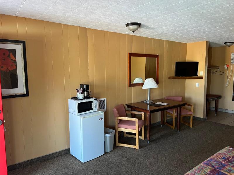 Queen Room with Two Queen Beds image 3