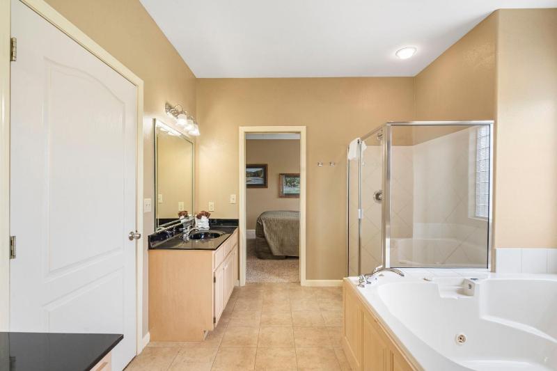One-Bedroom Apartment image 4