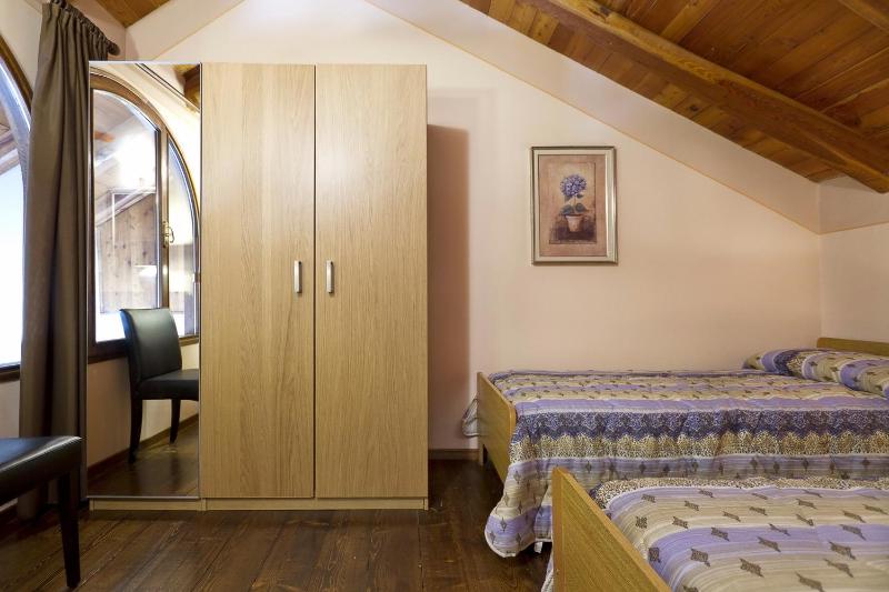 Large Two-Bedroom Apartment - Split Level image 4