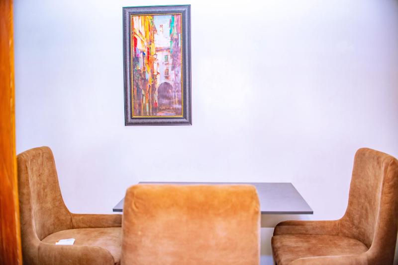 Homey 2-Bed-Apt 24HRS POWER & Unlimited Internet Access - image 12