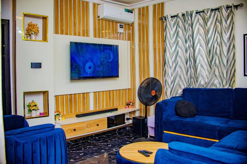 Homey 2-Bed-Apt 24HRS POWER & Unlimited Internet Access - image 10