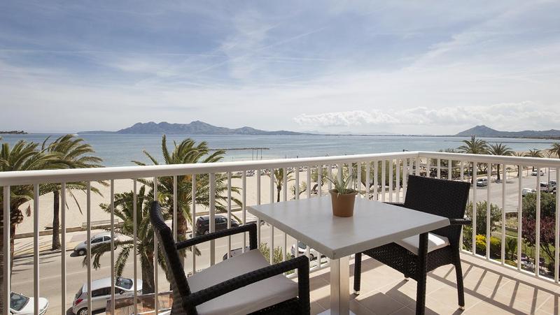 Double or Twin Room with Sea View image 4