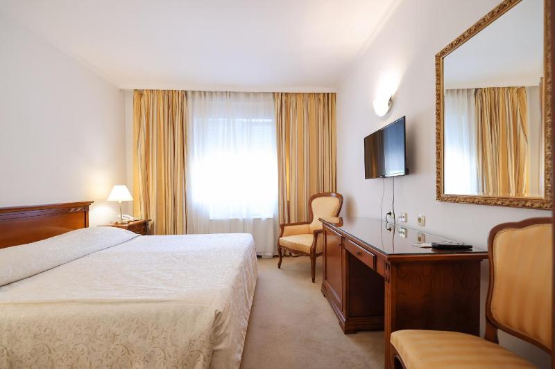Standard Double Room image 3