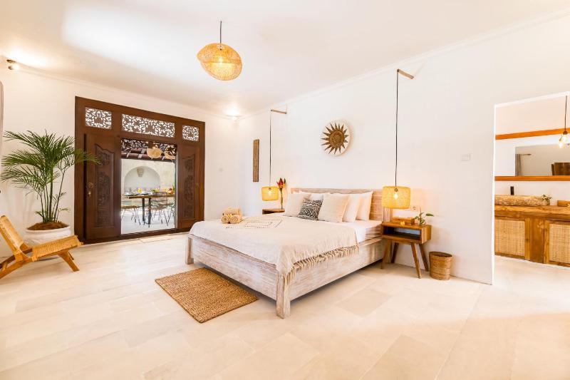 Villa Chandika - 4 BDR Villa with private Pool walk to the beach - image 6