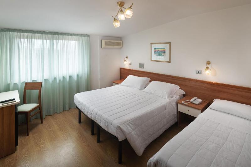 Triple Room with Balcony image 4