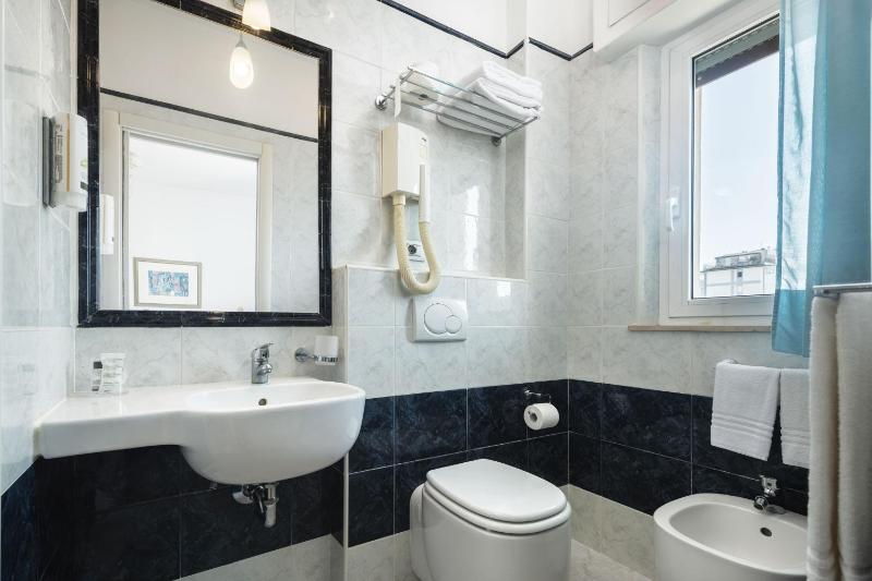 Deluxe Double or Twin Room with Sea View image 2