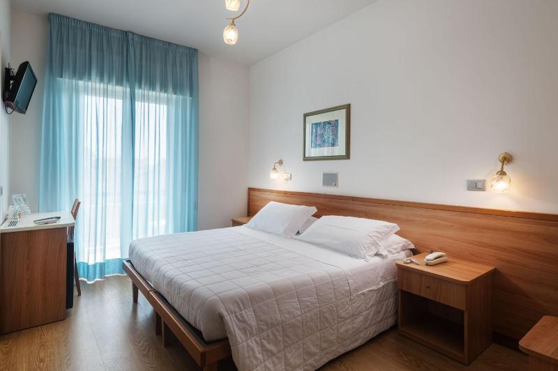 Deluxe Double or Twin Room with Sea View image 1