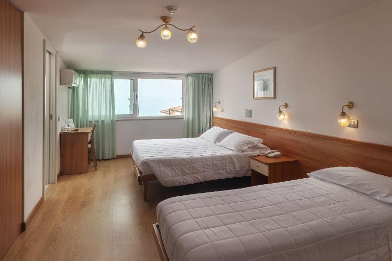 Quadruple Room with Sea View image 2