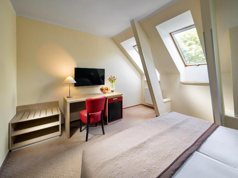 Double Room image 3