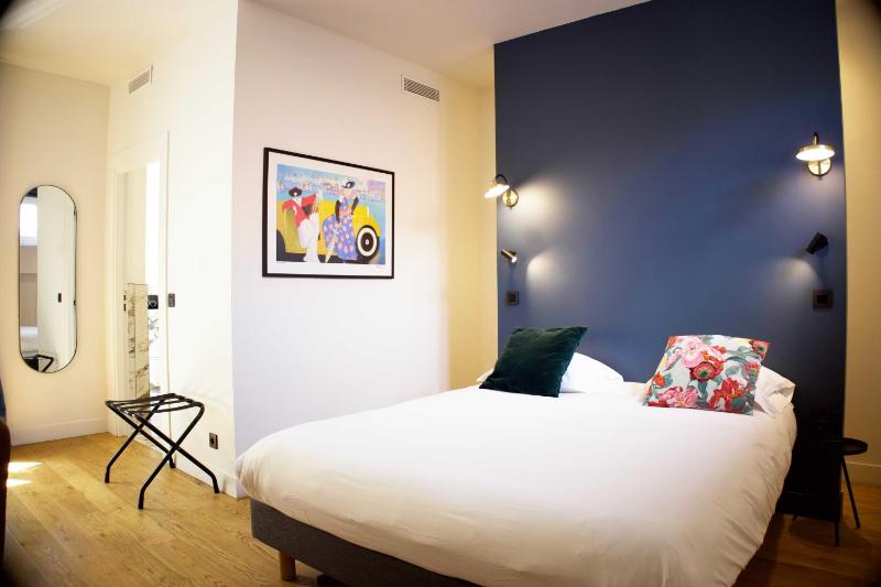 Deluxe Room (2 Adults + 1 Child) image 1