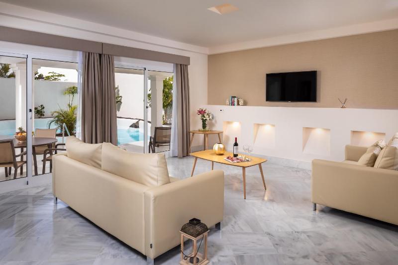 One-Bedroom Royal Villa image 3