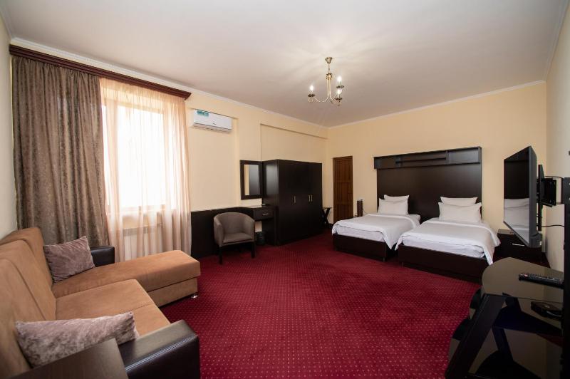 Deluxe Twin Room image 2