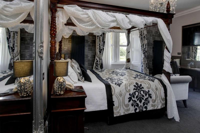 Four Poster Room image 3
