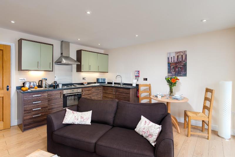 One Bedroom Dog Friendly Apartment Marina View- Ground Floor image 2