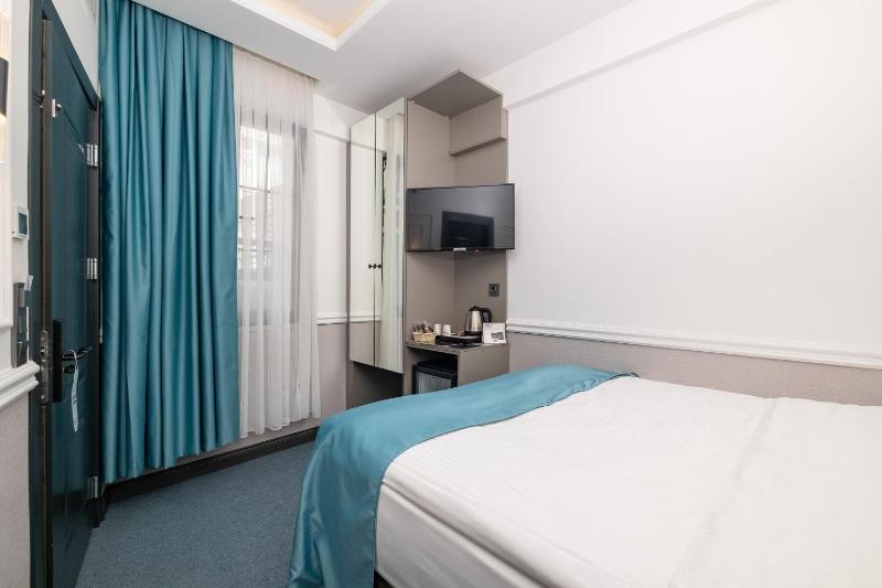 Budget Double Room image 3