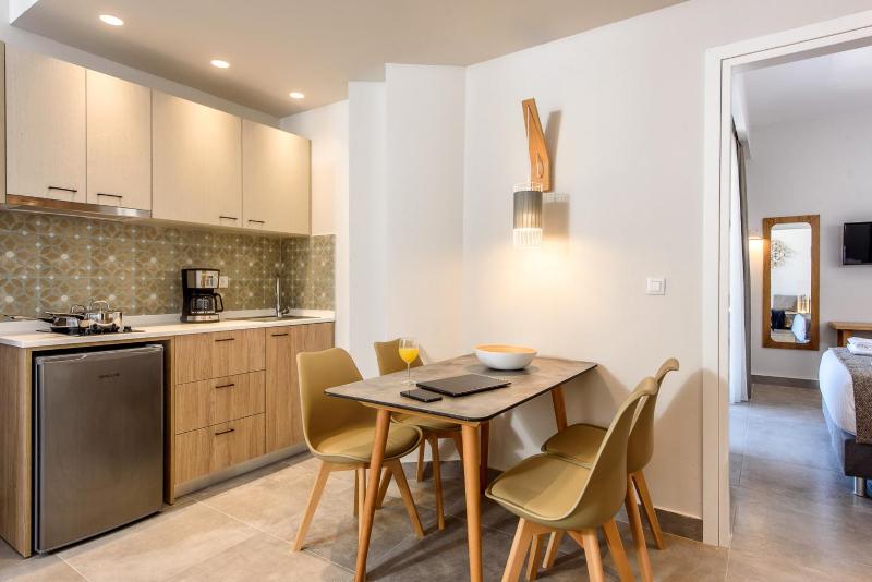 One Bedroom Apartment Inland View image 3