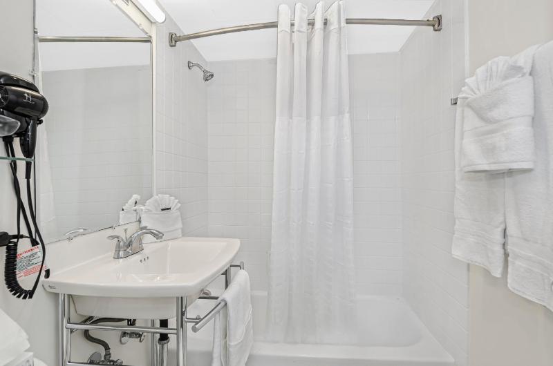 Standard Double Room image 3