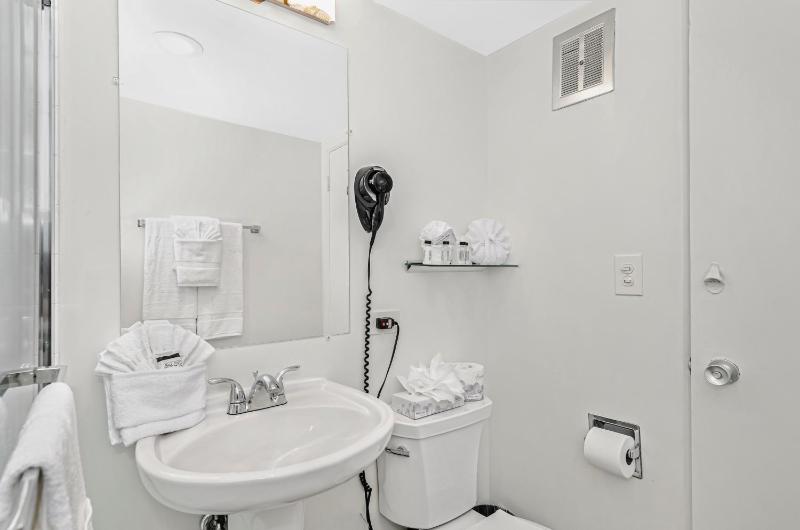Deluxe King Room image 2