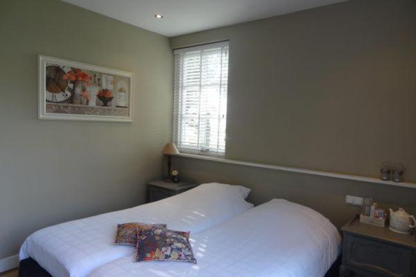 Double Room with Private Bathroom image 2
