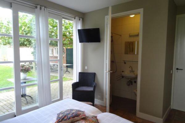 Double Room with Private Bathroom image 3