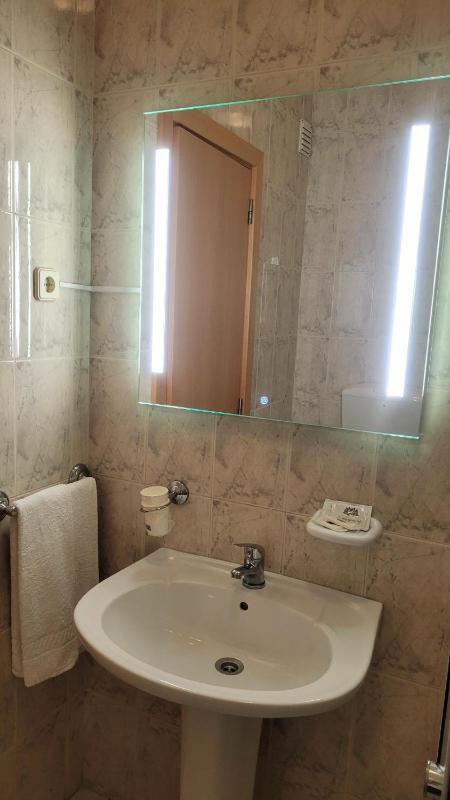Standard Twin Room image 4