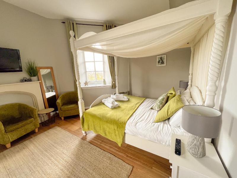 Family Room with Shower image 1