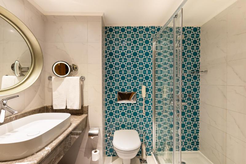Standard Room with Sea View image 3