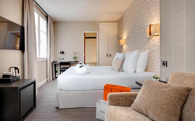 Deluxe Room image 4