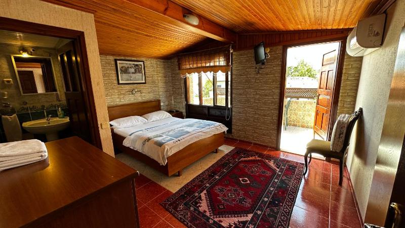 Double Room with Balcony image 3