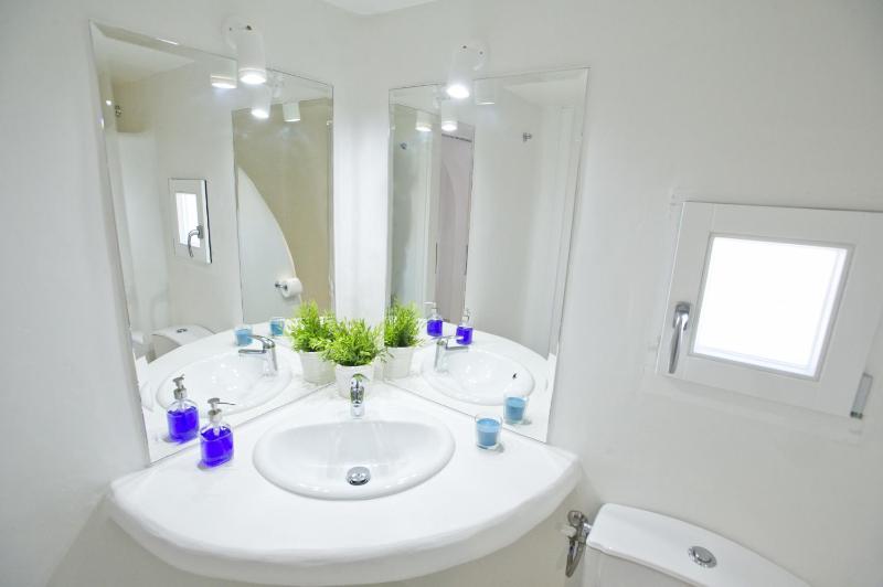 Deluxe Suite with Sea View image 3