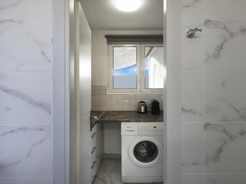 Acropolis View top floor apartment - image 4