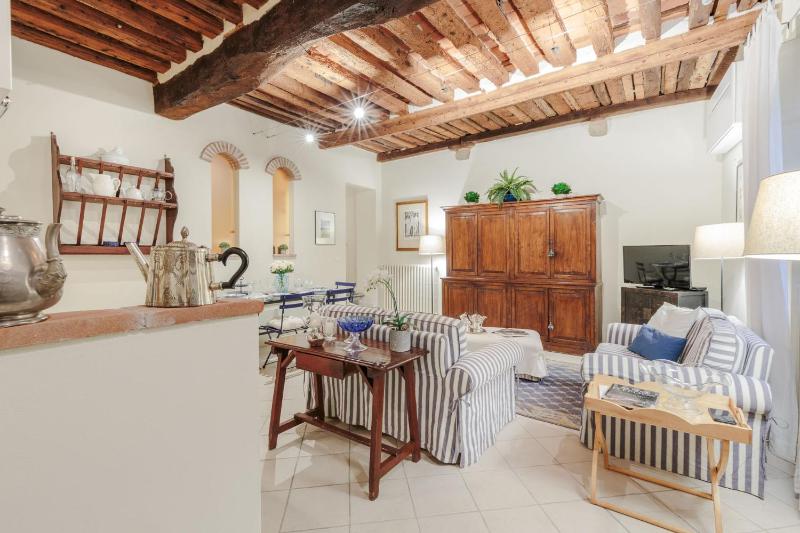1400's Apartment Stylish Smart Ground Floor Apartment inside Lucca - image 34